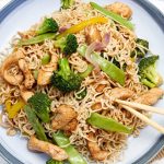 Pollo y vegetales salteados con fideos Lo Mein