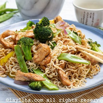 Receta del lo mein con pollo y vegetales