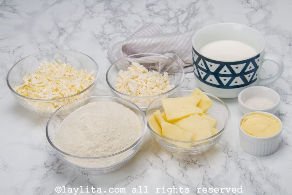 Ingredientes de las arepas colombianas rellenas de queso: harina de maiz, queso, mantequilla, leche, azucar