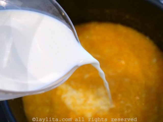 Agregar la leche a la sopa o locro de coliflor