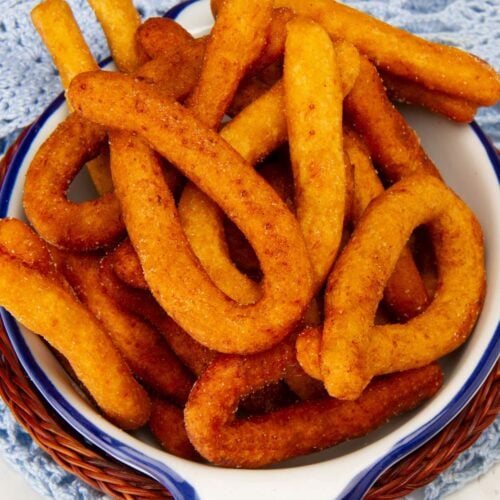 Una fuente llena de mandocas venezolanas