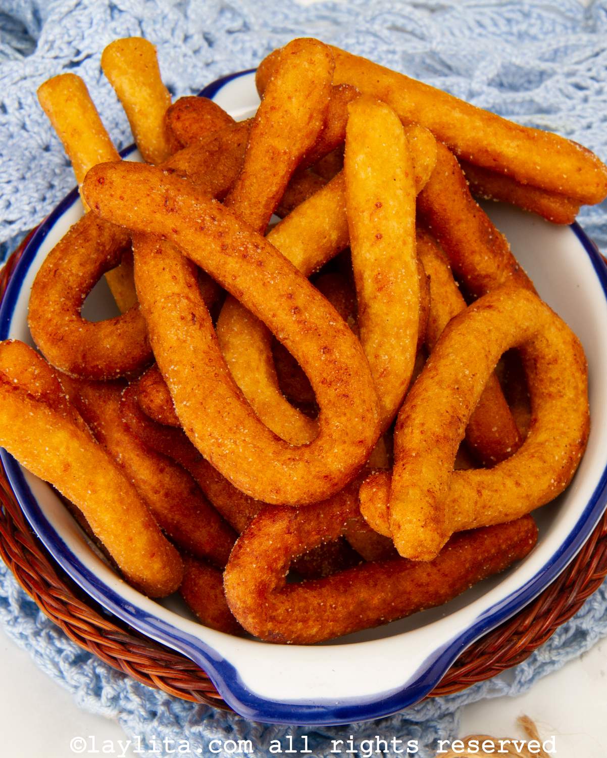 Una fuente llena de mandocas venezolanas