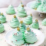 Galletas de merengue en forma de arbolitos navideños