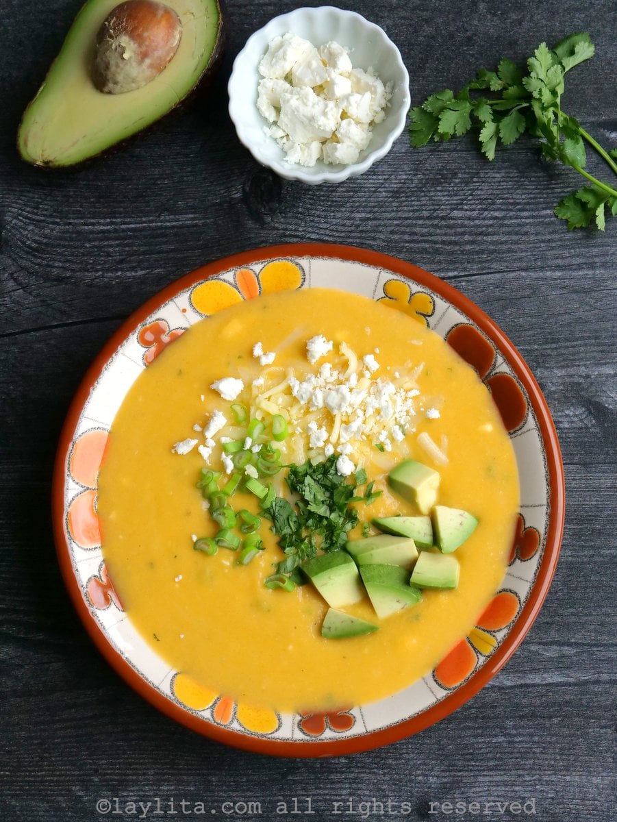 Locro ecuatoriano de coliflor con papas, queso y aguacate