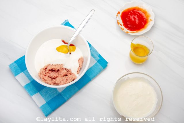 Mezclar el jamón untable con mayonesa, salsa de tomate tipo kétchup y mostaza.