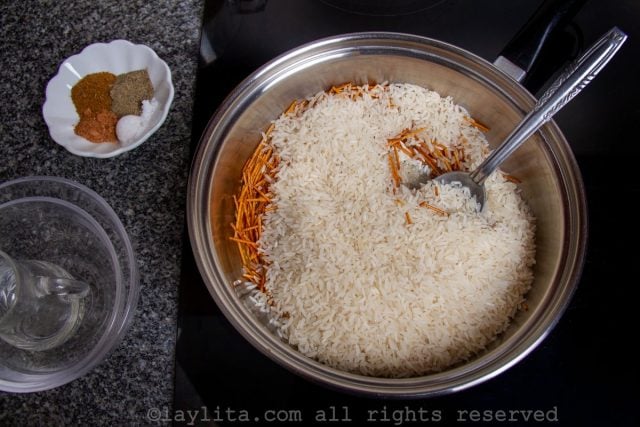 Agregar el arroz a la olla con los fideos fritos