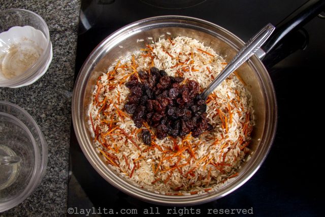 Agregue las pasas para preparar el arroz con fideos