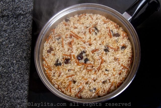 Cocinar el arroz con fideos destapado hasta que el agua se haya evaporado