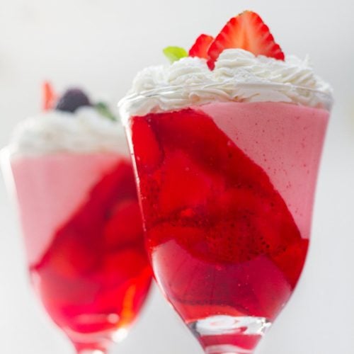 Postre de copas de gelatina de fresas y crema
