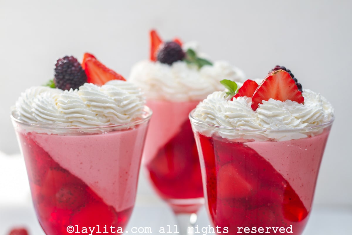 Copas de gelatina con fresas y crema