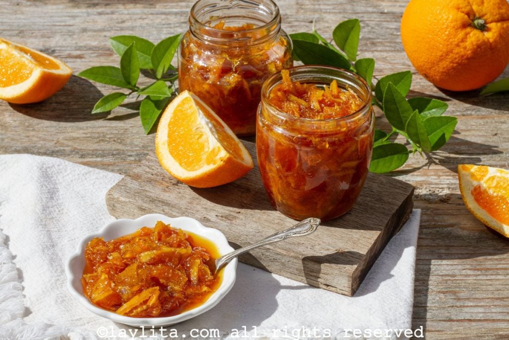 Mermelada de naranja, en potes y en un plato para servir