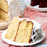 Pastel o torta María Luisa, con capas de bizcocho y relleno de crema pastelera y guayaba