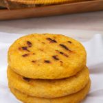 Arepas preparadas con maíz pelado de grano partido (maíz pilado)