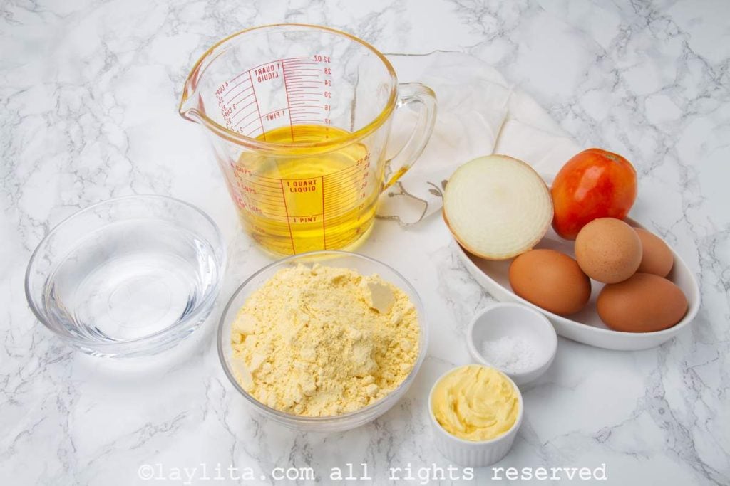 Ingredientes de las arepas fritas con huevos pericos