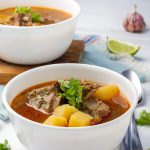Sopa o caldo de costillas de res con papas