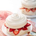 Merengón colombiano relleno con crema chantilly y fresas