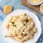 Pasta Alfredo con salsa cremosa de mantequilla y queso