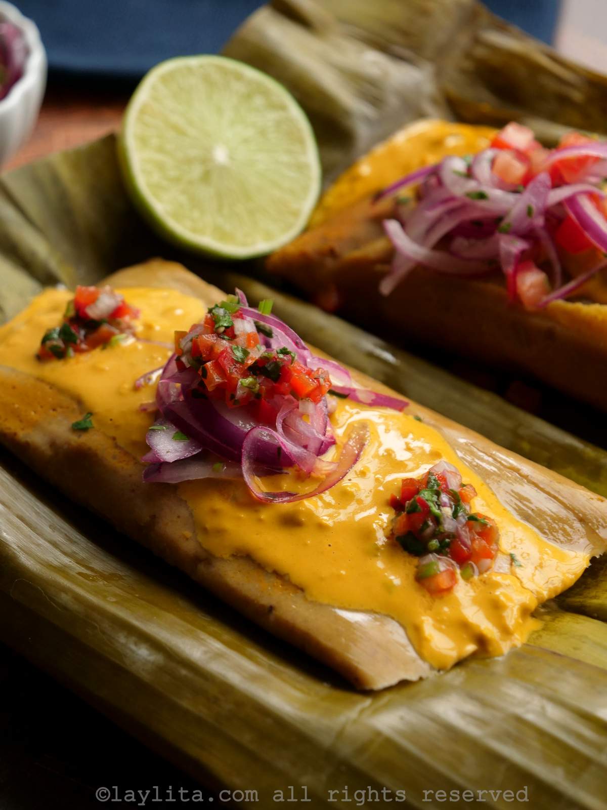 Un bollo de pescado ecuatoriano cubierto de salsa de maní (cacahuate) y curtido de cebolla