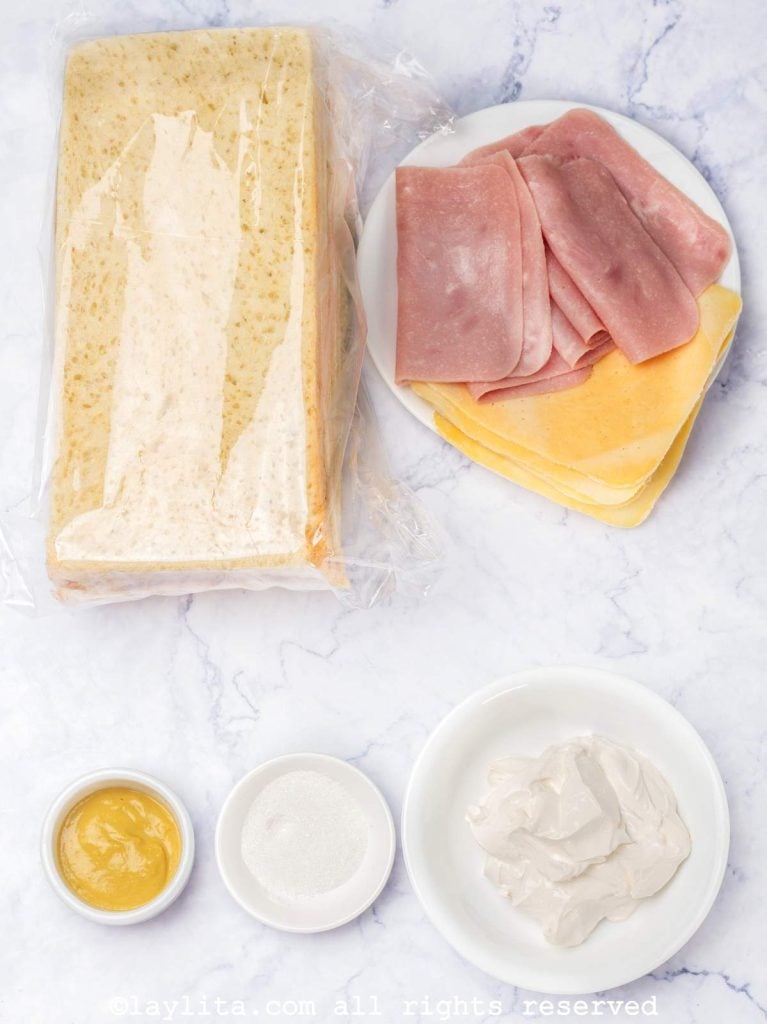 Ingredientes para preparar serpentinas de pan: pan de molde, queso, jamón, mostaza, queso crema, miel