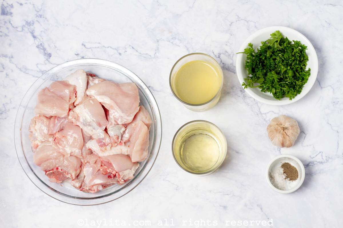 Ingredientes para preparar pollo al ajillo: presas de pollo, ajos, aceite de oliva, vino o caldo de pollo, perejil, sal y pimienta