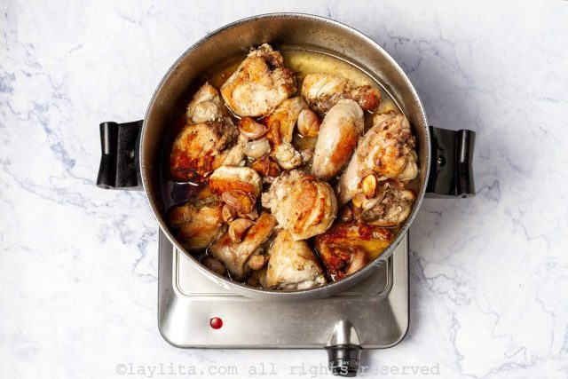 Preparación de pollo al ajillo en sarten