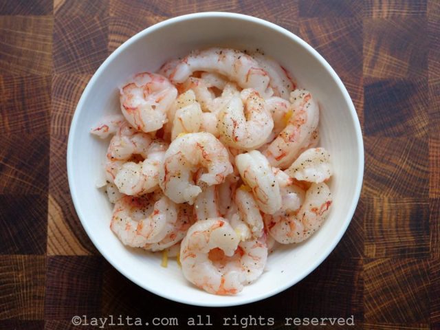 Camarones rojos salvajes crudos en un bol blanco
