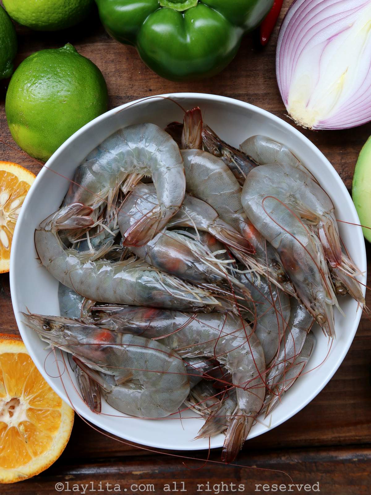 Camarones ecuatorianos crudos y sin pelar en un bol blanco
