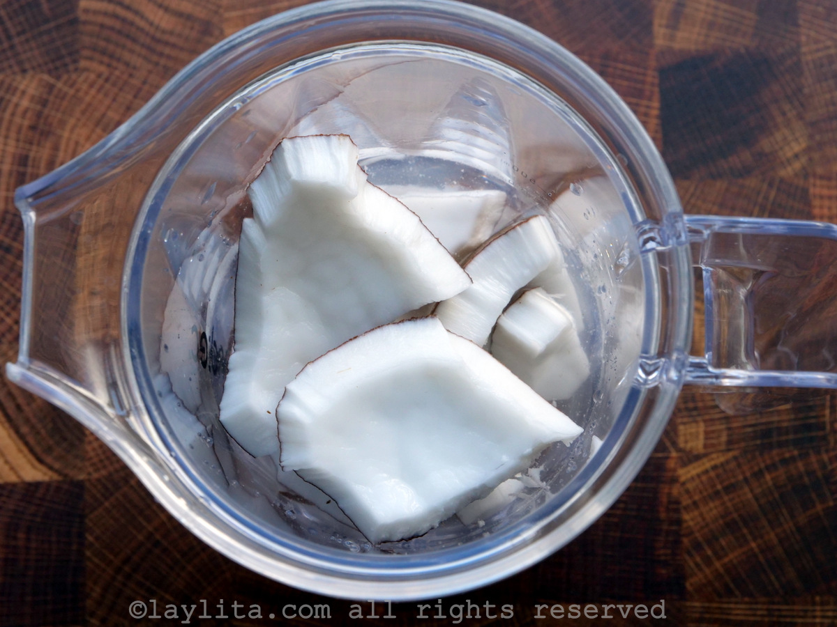 Preparando leche de coco casera en una licuadora