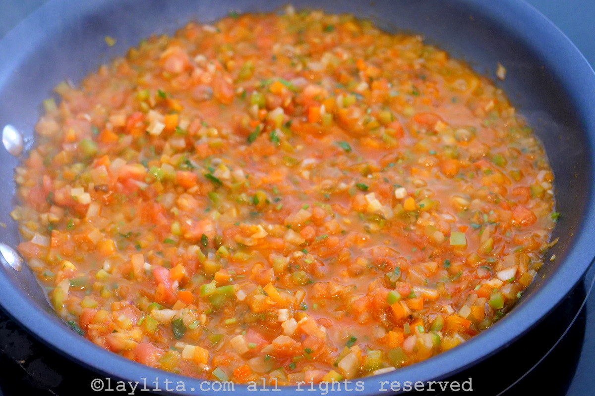 Preparación de un refrito o sofrito en una sartén