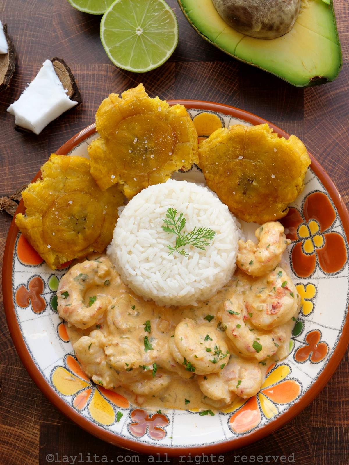 Encocado de camarones con salsa cremosa de coco