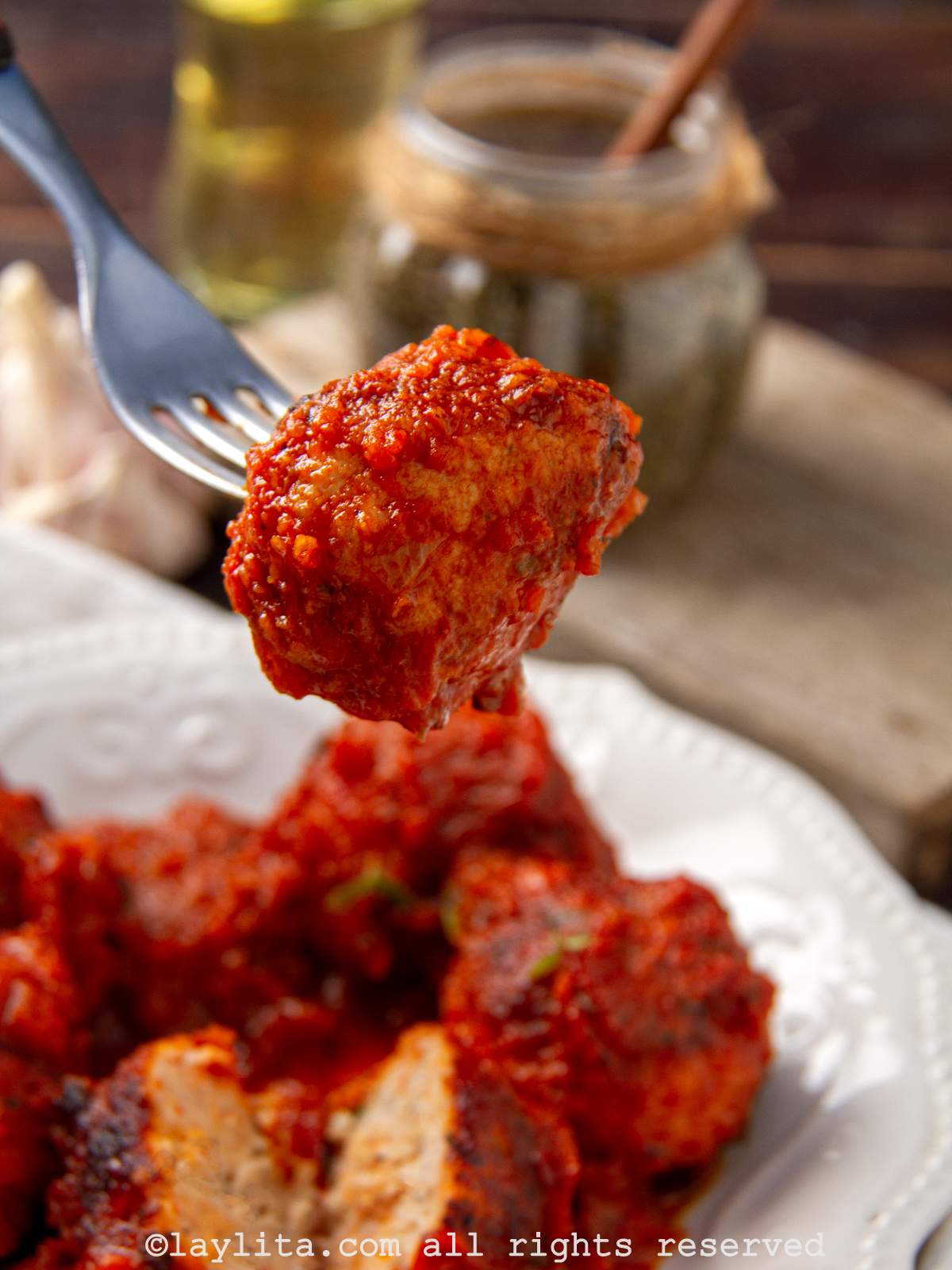 Una albóndiga de pollo en un tenedor