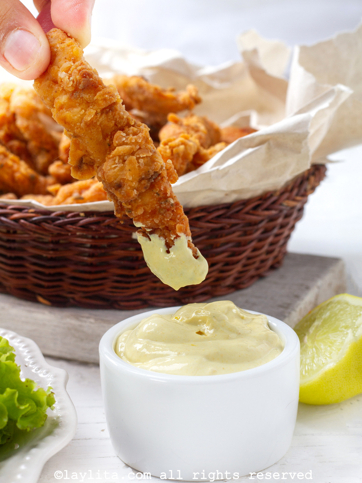 Chicharrón de pollo con salsa de mayonesa de cilantro