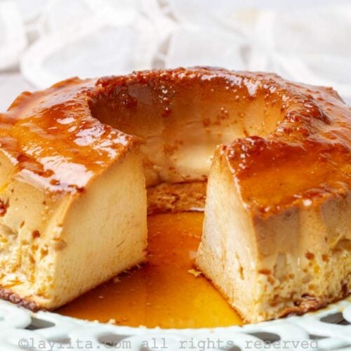 Un flan napolitano desmoldado en un plato blanco, con un pedazo cortado