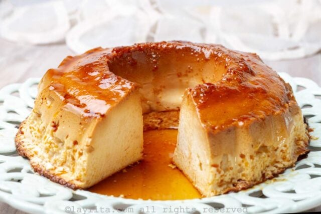 Un flan napolitano desmoldado en un plato blanco, con un pedazo cortado