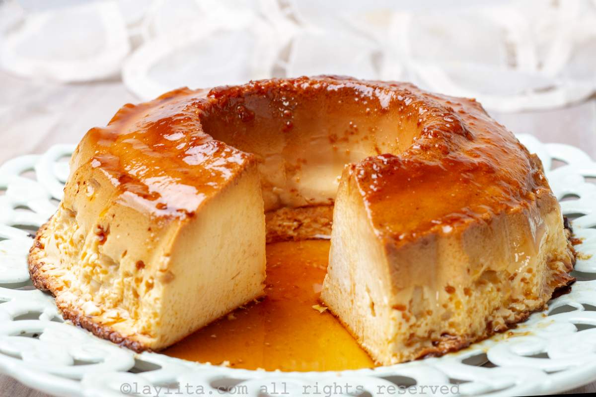 Un flan napolitano desmoldado en un plato blanco, con un pedazo cortado