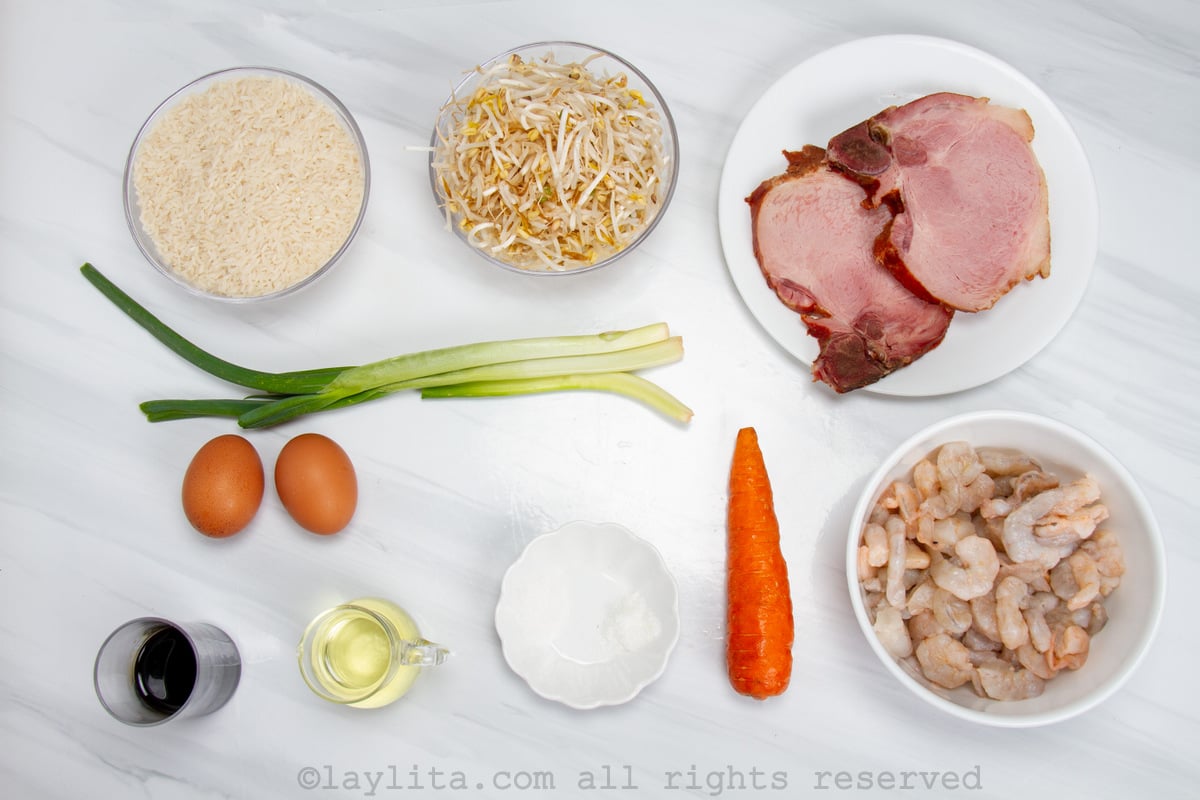 Ingredientes del arroz frito chino con camarones en una mesa