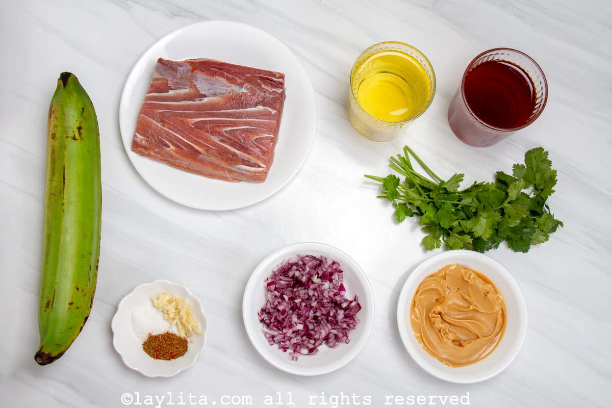 Una mesa con los ingredientes del corviche de pescado