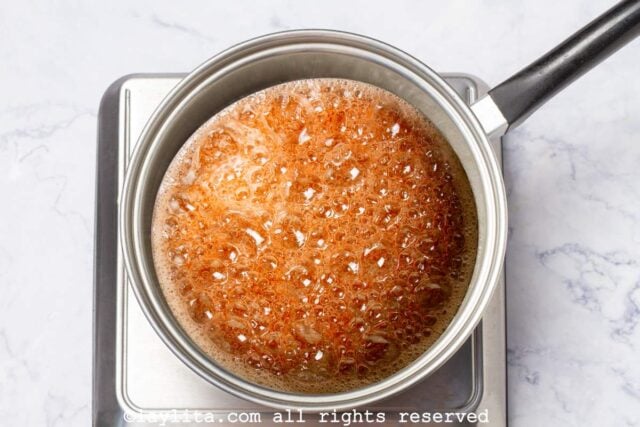 Un olla llena de caramelo o azucar caramelizada para el flan