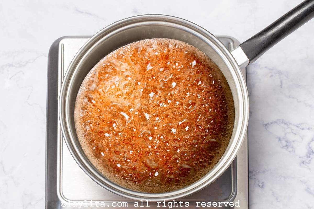 Un olla llena de caramelo o azucar caramelizada para el flan