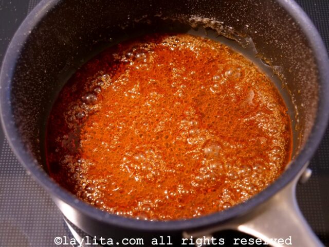 Preparando el caramelo para flan