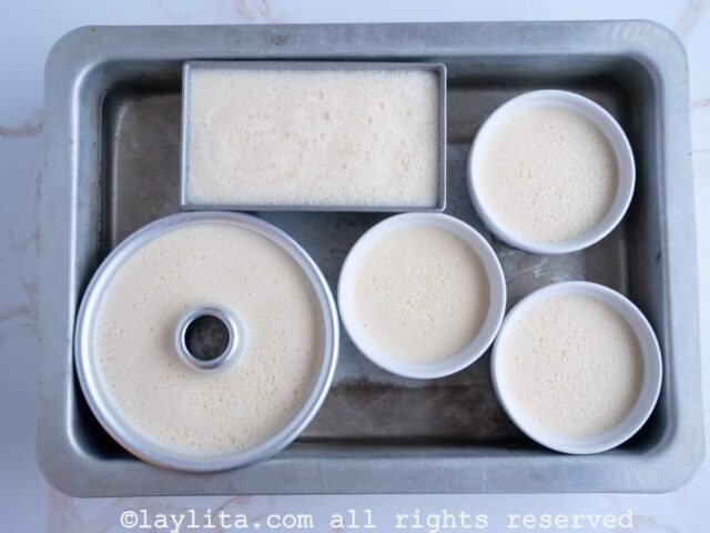 Moldes llenos de flan antes de hornear