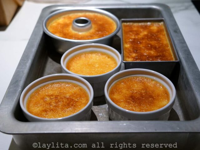 Moldes llenos de flan despues de hornear