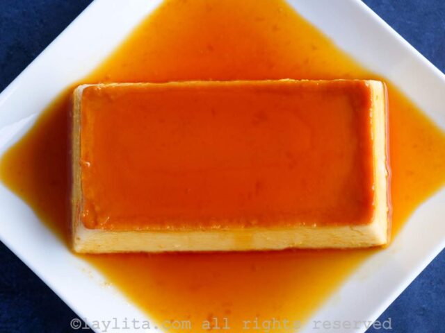 Un flan rectangular cubierto de caramelo en un plato blanco