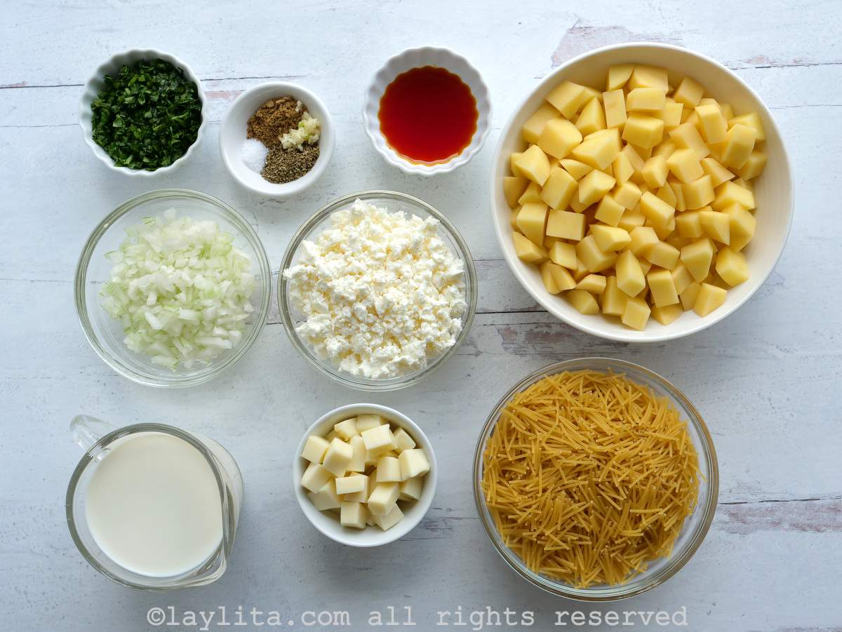 Ingredientes de la sopa ecuatoriana de fideo con papa y queso en una mesa blanca
