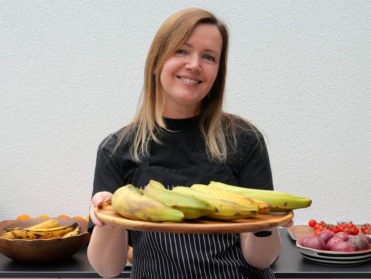 Foto de Layla Pujol con una bandeja de platanos