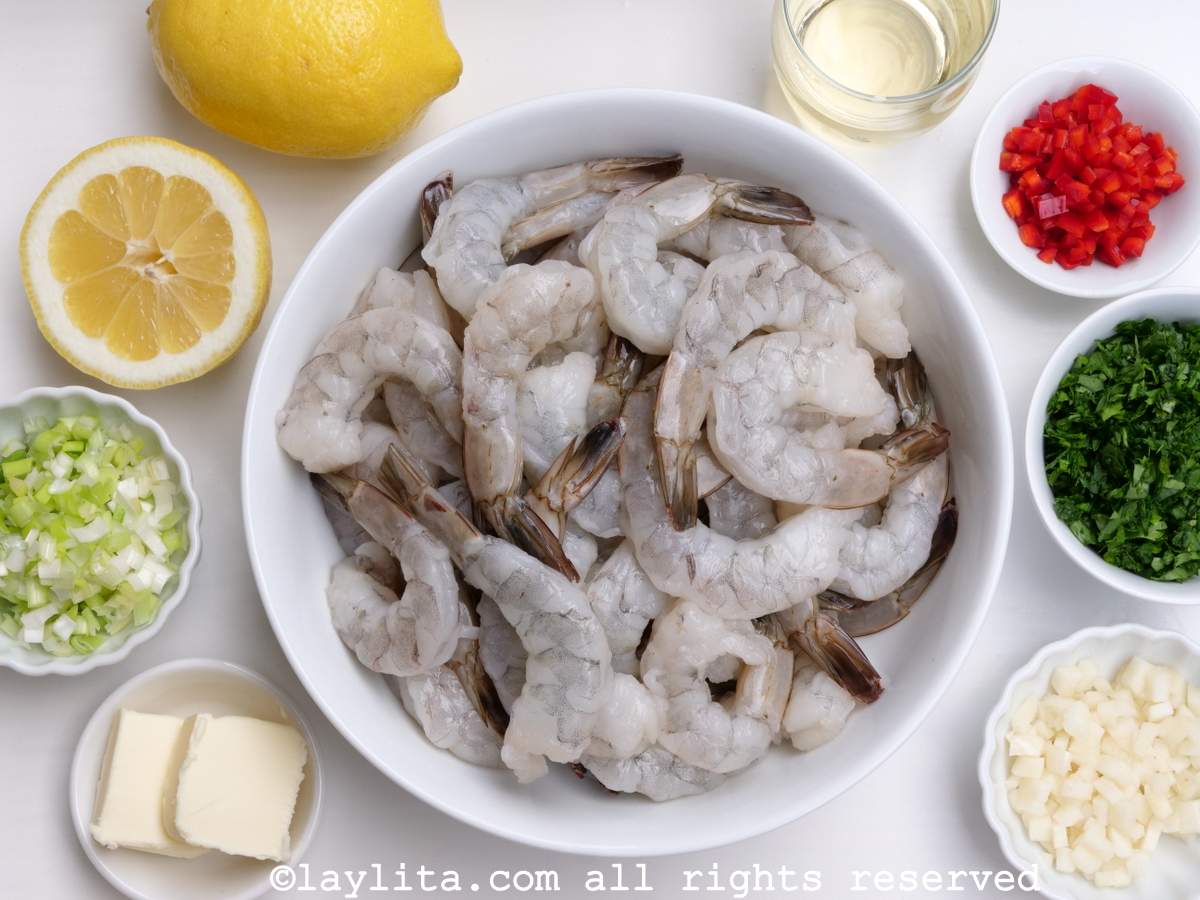 Ingredientes para preparar camaron al ajillo en una mesa blanca