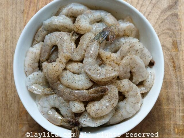 Camarones crudos en un bol blanco