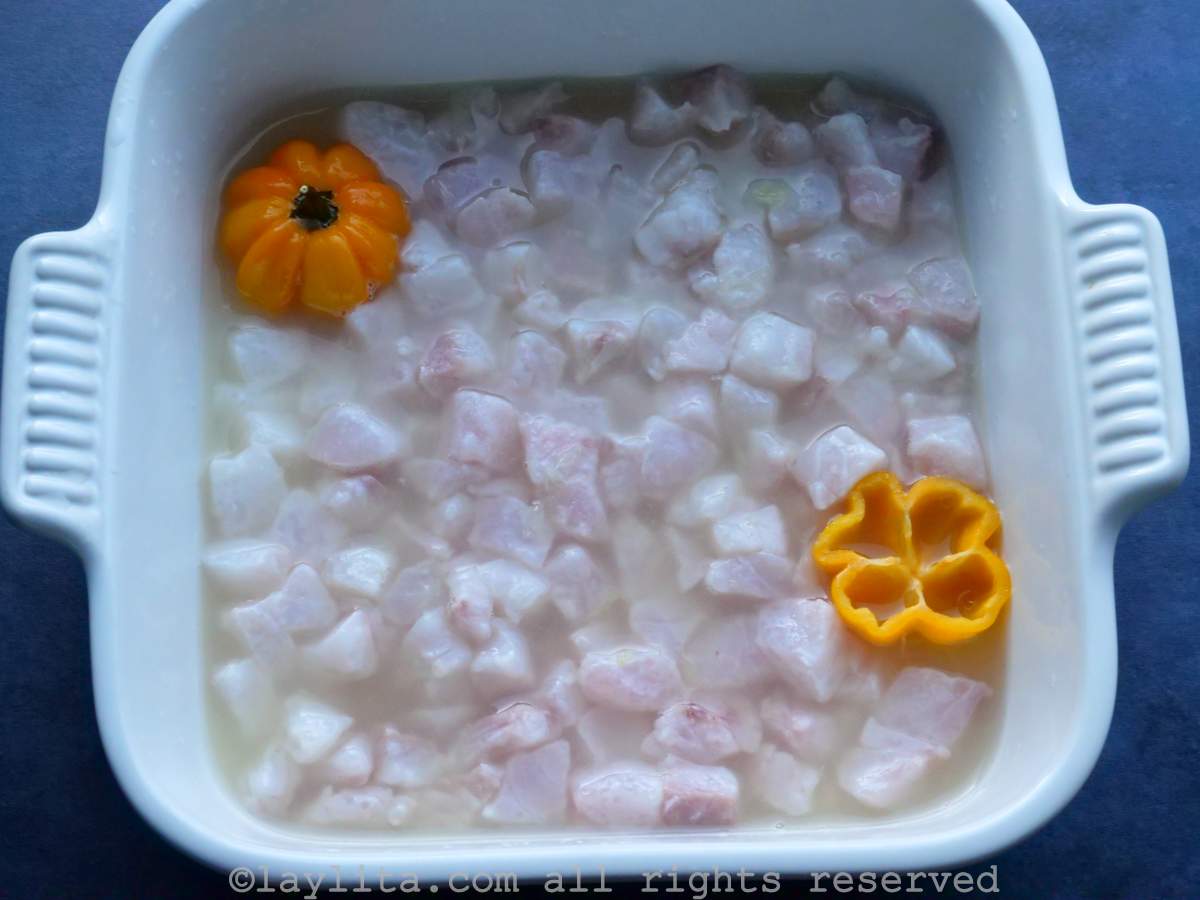 Ceviche de pescado marinando en jugo de limon con chile habanero