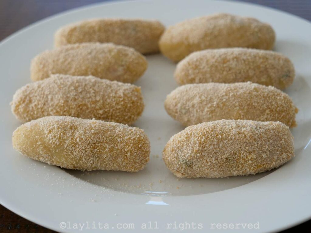 Preparando el rebozado de las croquetas de papa
