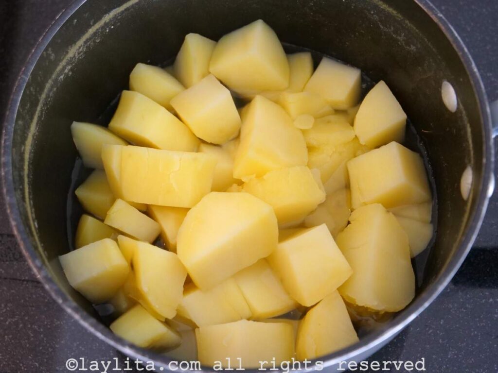 Trozos de papas ya cocidos en una olla